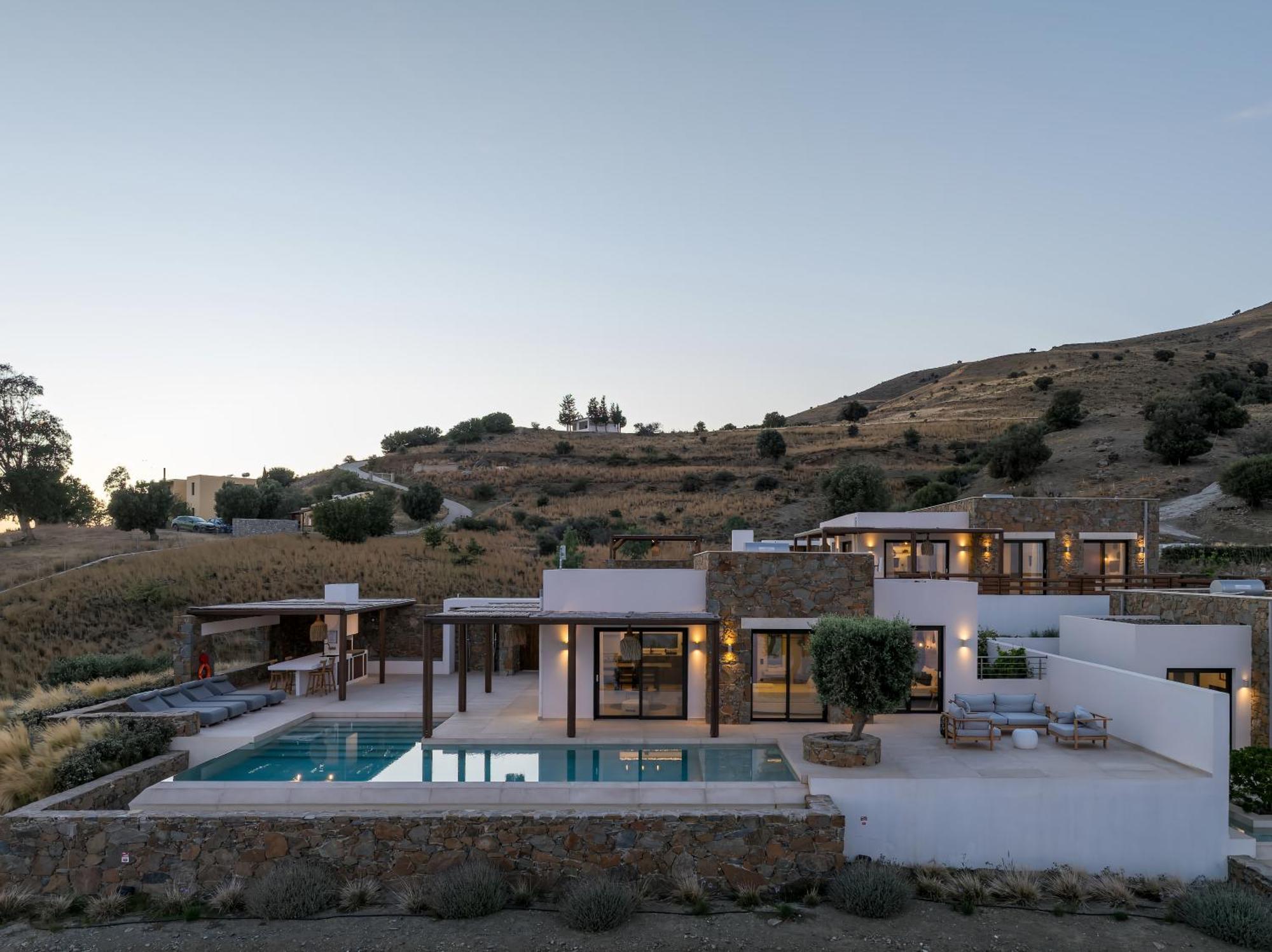 Artoikia Luxury Villas, By Hellocrete