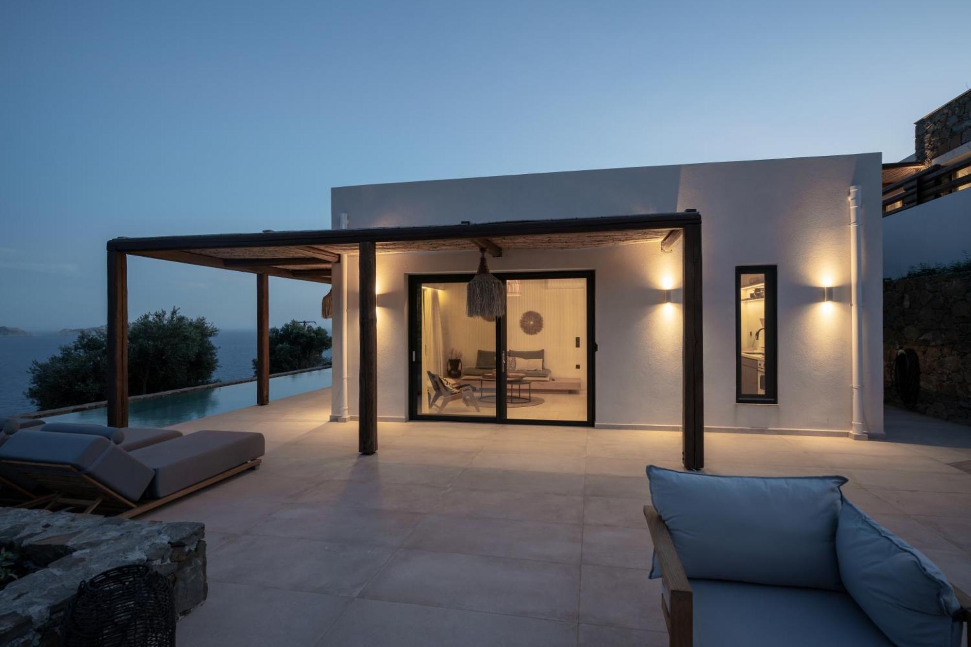 Artoikia Luxury Villas, By Hellocrete *