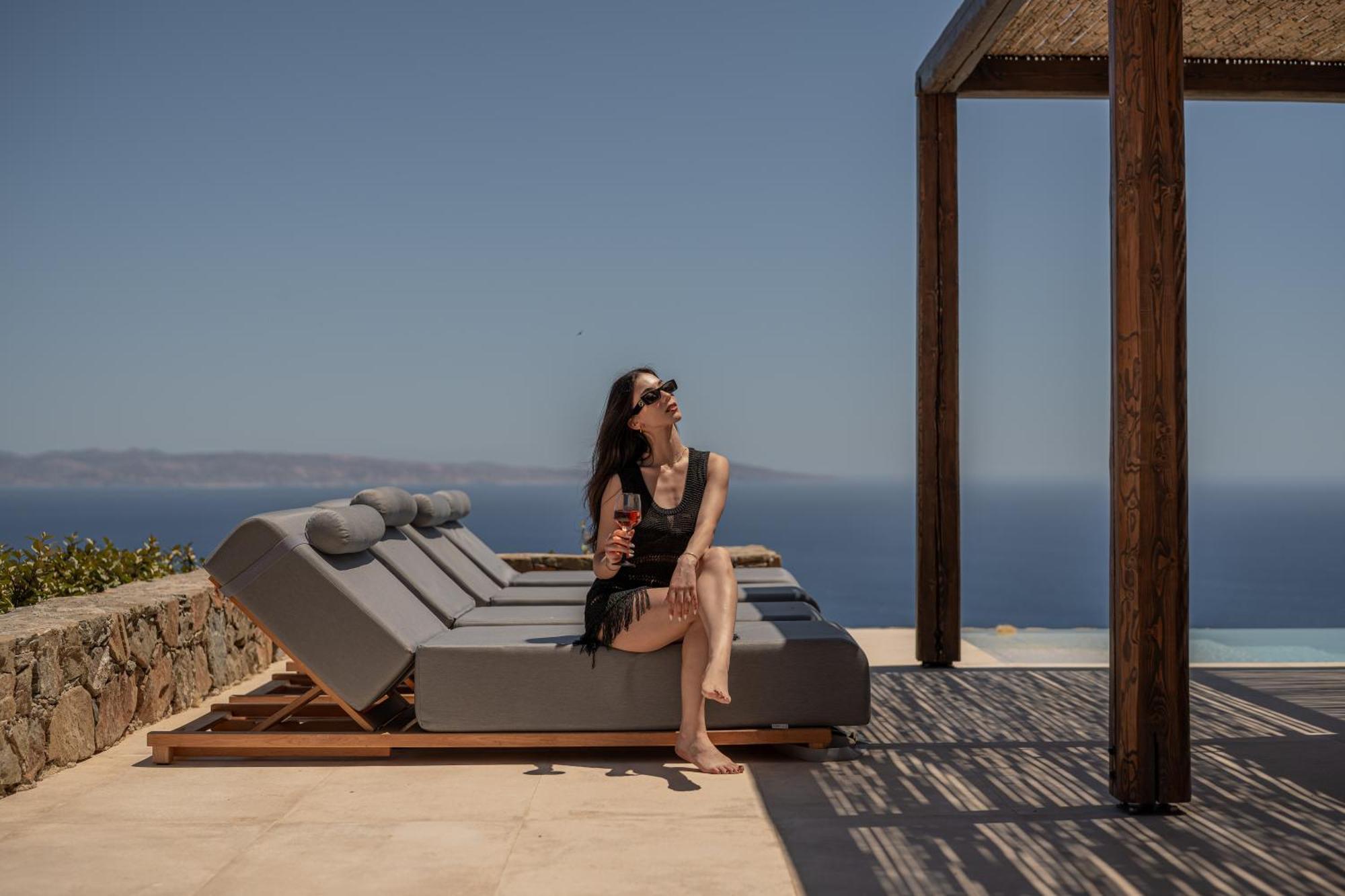 Artoikia Luxury Villas, By Hellocrete