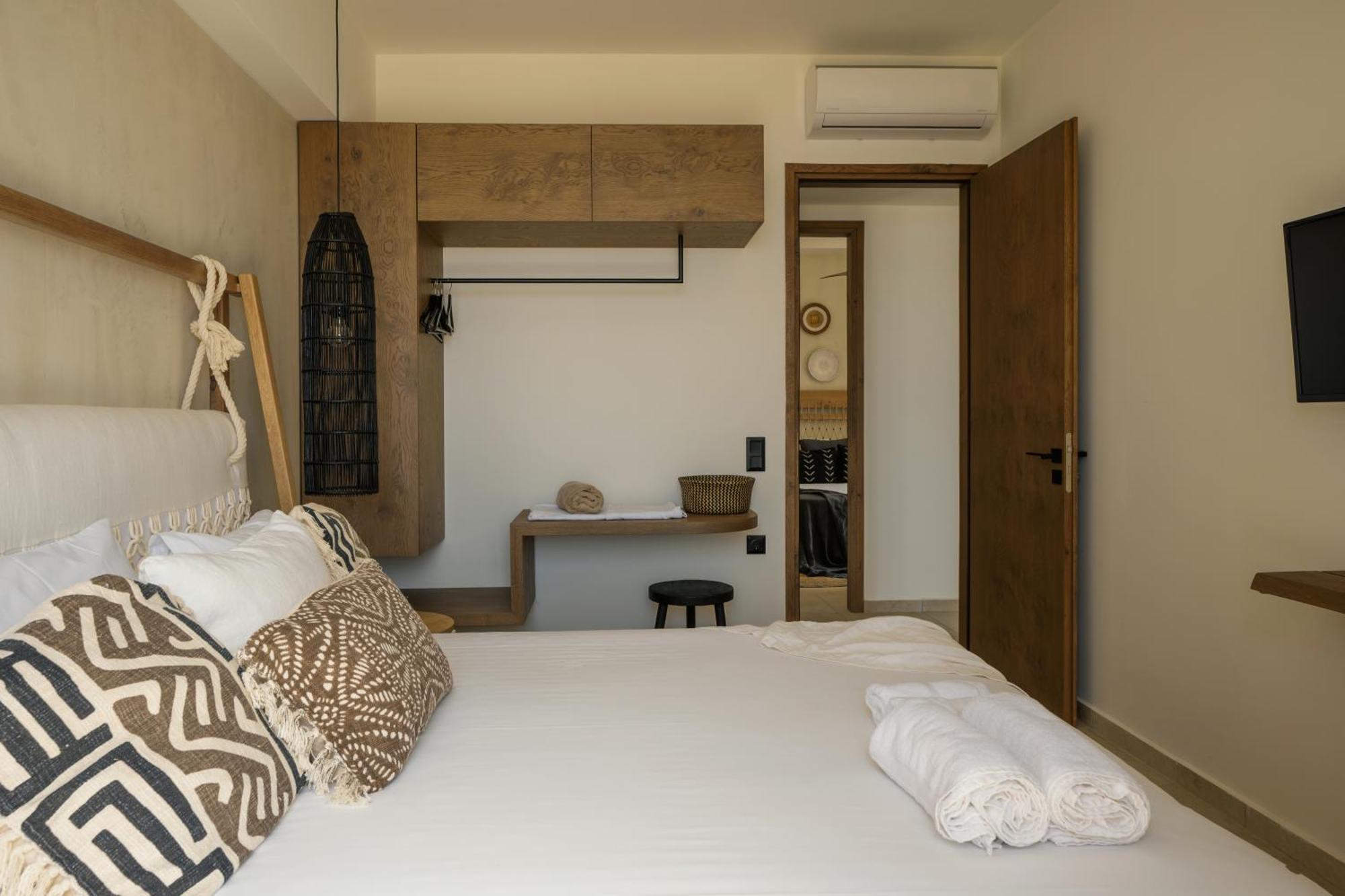 Artoikia Luxury Villas, By Hellocrete